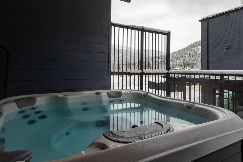 Tally Ho By Revelstoke Vacations Exterior photo