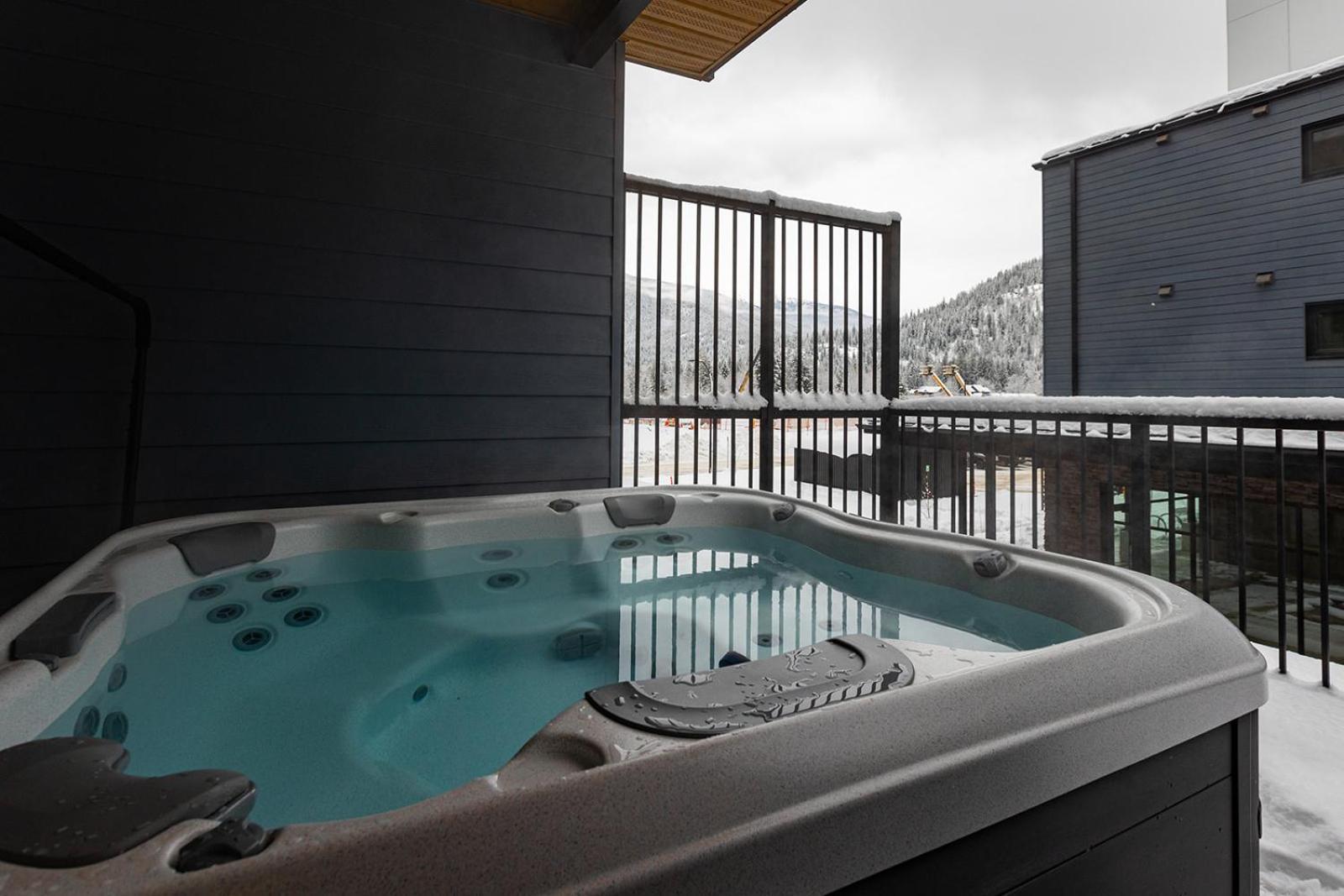 Tally Ho By Revelstoke Vacations Exterior photo